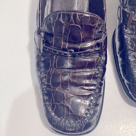 Vintage Stuart Weitzman brown croc leather slip on loafers 1.5” heel - Picture 5 of 8